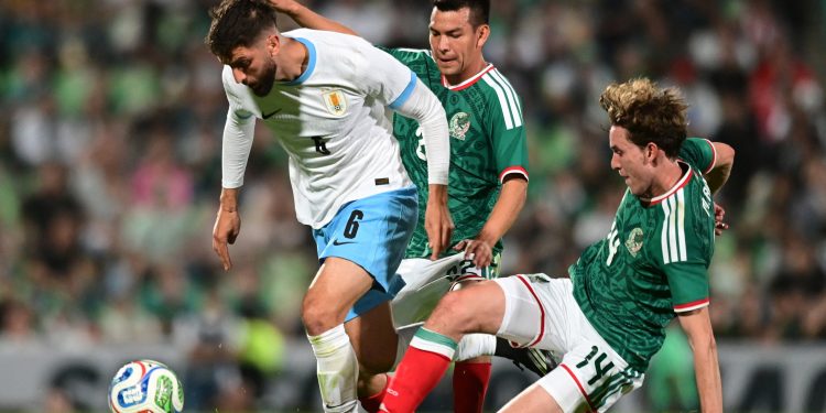 México y Uruguay igualan en partido ríspido que dejó insatisfecha a la afición mexicana