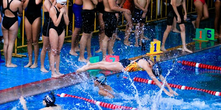 León cierra su calendario deportivo con exitoso Torneo de Relevos de natación