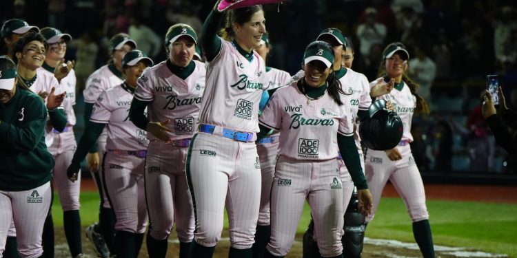 Parten Bravas de León a su primera gira del año; visitan a Sultanes Femenil
