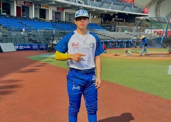 Alberto Torres, alumno del CECYTEG, firma con los Charros de Jalisco