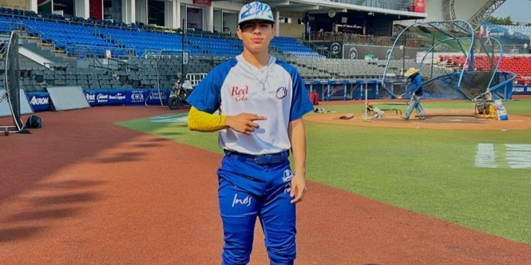 Alberto Torres, alumno del CECYTEG, firma con los Charros de Jalisco