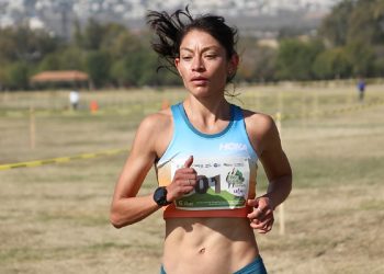 Laura Galván impone récord mexicano en el Medio Maratón de Houston