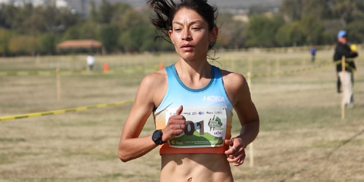 Laura Galván impone récord mexicano en el Medio Maratón de Houston