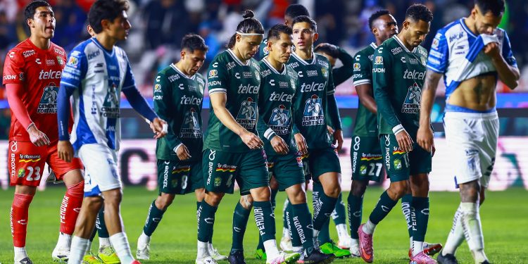 Dos errores le cuestan caro al León, que sufre su primera derrota ante Pachuca