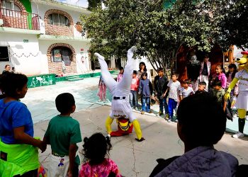 Los Bravos de León llevan alegría a niños de la Casa Hogar Rhuaa