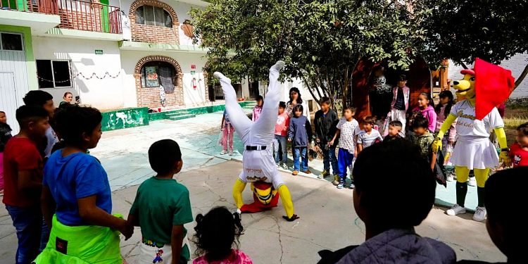 Los Bravos de León llevan alegría a niños de la Casa Hogar Rhuaa