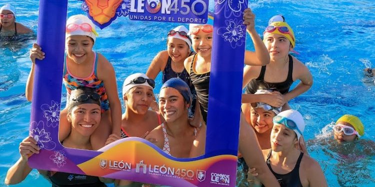 Más de 200 mujeres celebran el deporte y la sororidad en festival de natación