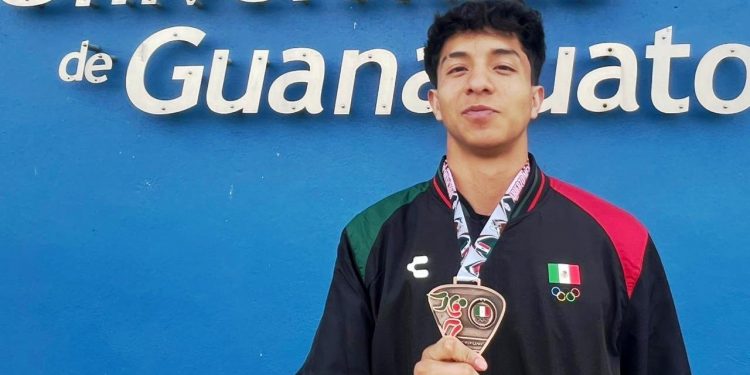 Santiago Espinosa conquista el bronce en el Abierto Mexicano de Lucha