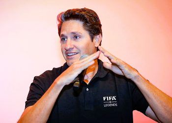 Edmílson, campeón del mundo, lleva su historia de vida a 300 niños en León