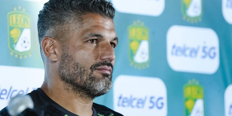 “Encontré un equipo golpeado”: Javier Gandolfi asume el reto de rescatar al León