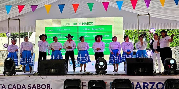 Ballet Folclórico «Colibrí» de COMUDE León lleva la tradición mexicana a la Feria de las Nieves León 450