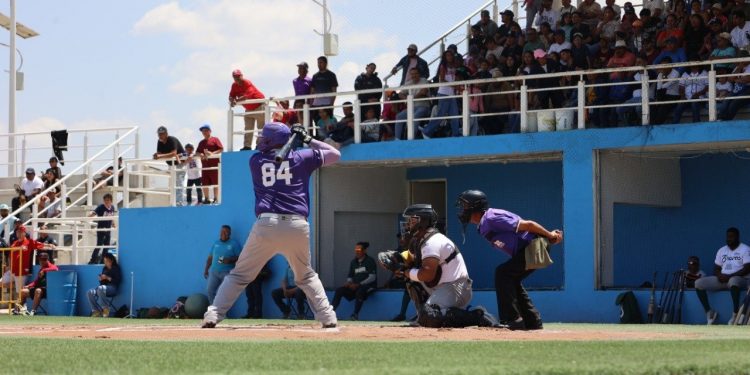 Culminan los Bravos de León una larga serie de pretemporada ante Conspiradores