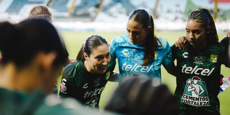 León Femenil mantiene viva la ilusión de la liguilla con goleada sobre Atlas