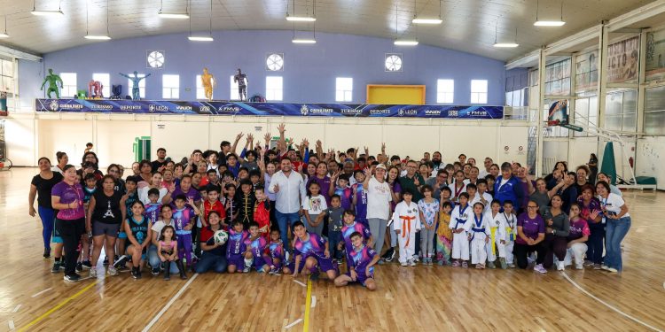 Mujeres León 450: Realizan mega clase de matro gimnasia
