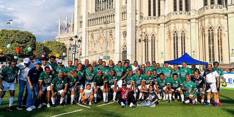 Leyendas del futbol reviven el clásico leonés en Plaza Expiatorio