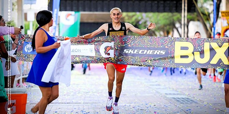 El atleta cuevanense Francisco González Llamas se corona en el Medio Maratón BJX 2026