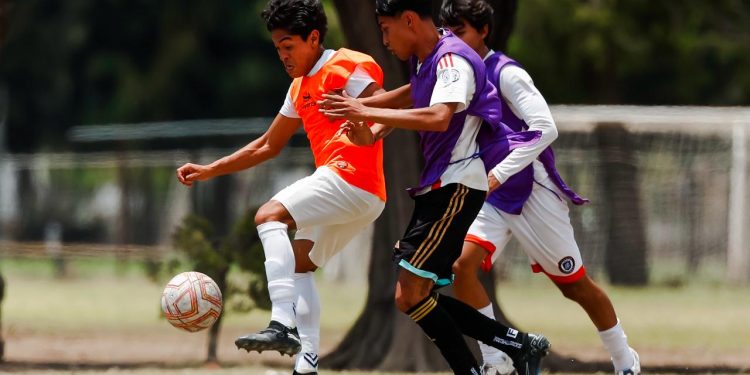 Más de 4,000 jóvenes buscan un lugar en las fuerzas básicas del Club León con entrada solidaria