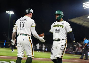 Paliza de Bravos de León sobre Guerreros de Oaxaca en su debut en casa