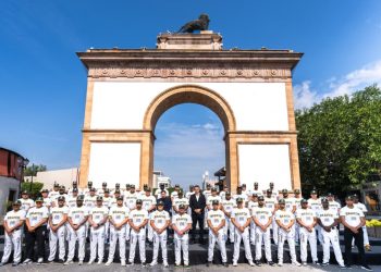 Bravos de León inmortaliza su roster 2026 en el Arco de la Calzada