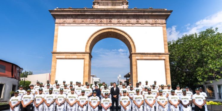 Bravos de León inmortaliza su roster 2026 en el Arco de la Calzada