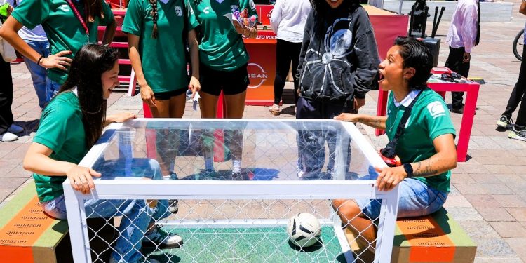 FutFem sobre ruedas llegó a León para acercar el futbol femenil a la afición