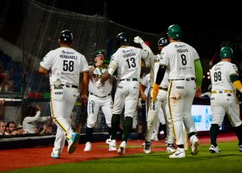 Noche mágica de Jimmy Kerrigan comanda paliza de Bravos de León a Veracruz