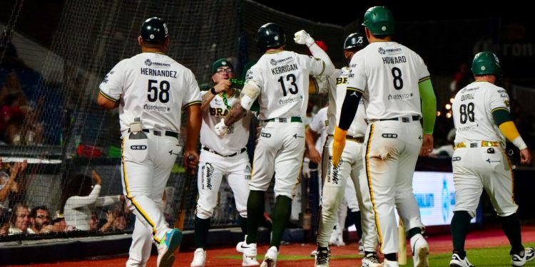 Noche mágica de Jimmy Kerrigan comanda paliza de Bravos de León a Veracruz