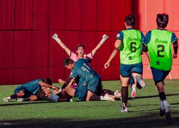 Remontada en la Quinta Fátima: Futcar Cachorros de León doblega a Gallos Viejos y toma ventaja