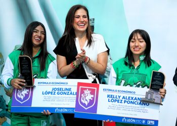 El municipio de León otorga reconocimientos a halteristas destacadas en el Mundial Juvenil Egipto 2026