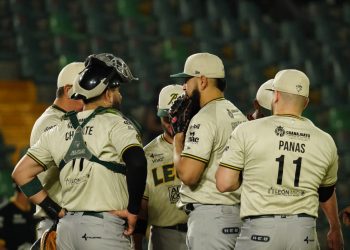 Propinan paliza a Bravos de León en duelo por la cima ante Pericos