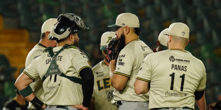 Propinan paliza a Bravos de León en duelo por la cima ante Pericos