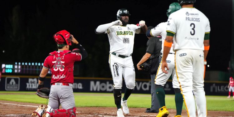 Bravos de León toma aire con paliza sobre Diablos Rojos en medio de la lluvia