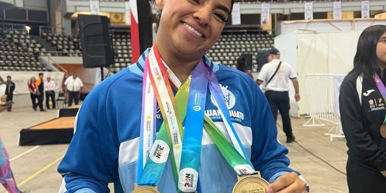 ¡Triple de oro! La seleccionada Joseline López domina la halterofilia