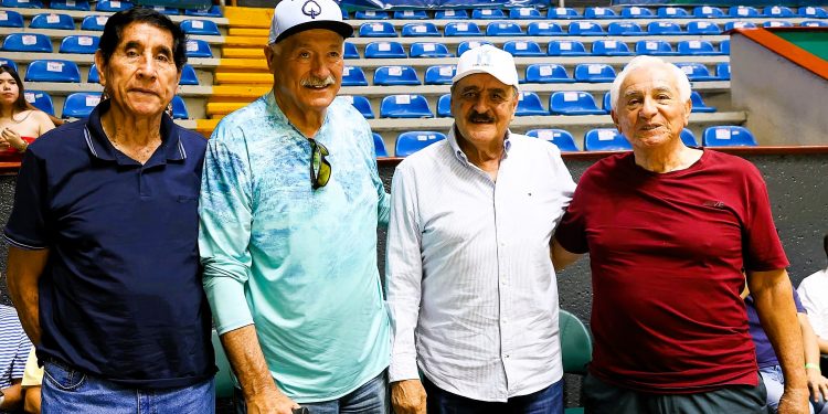Leyendas del básquetbol mexicano presencian el futuro del deporte en león