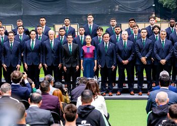 Claudia Sheinbaum abandera al Tricolor rumbo al Mundial FIFA 2026; Guillermo Ochoa recibe el lábaro patrio
