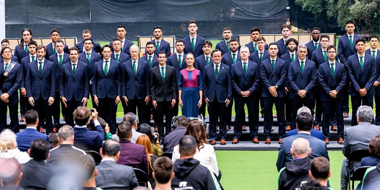 Claudia Sheinbaum abandera al Tricolor rumbo al Mundial FIFA 2026; Guillermo Ochoa recibe el lábaro patrio