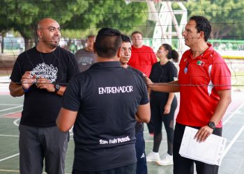 Encabeza olímpico Jorge Quiñones clínicas de voleibol en León