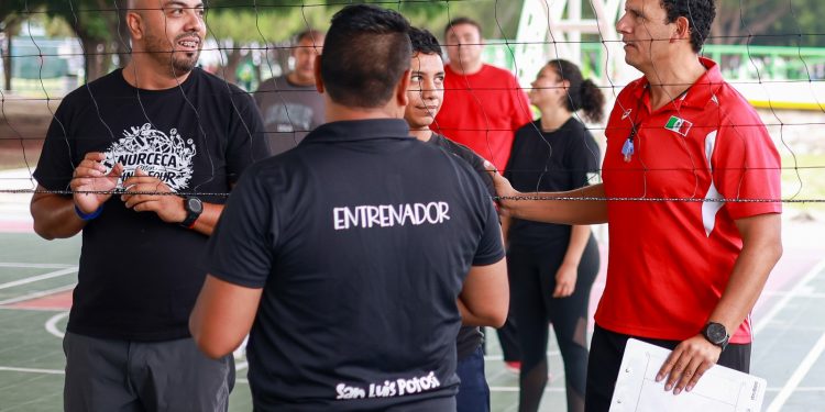 Encabeza olímpico Jorge Quiñones clínicas de voleibol en León