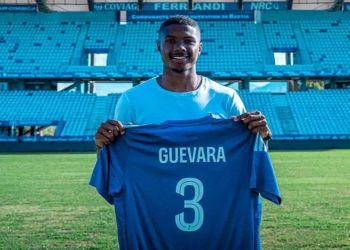 Juan Guevara mantiene el toque colombiano en la zaga del Club León