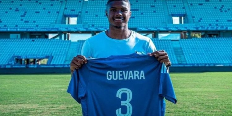 Juan Guevara mantiene el toque colombiano en la zaga del Club León
