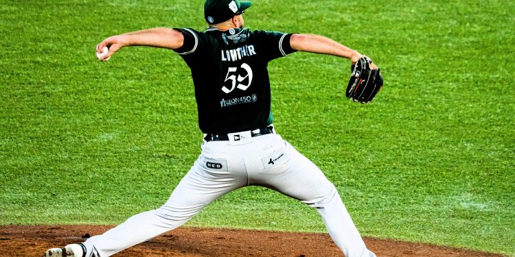 Conspiradores remontan con estallido ofensivo de 10 carreras en la séptima y vencen a Bravos de León 16-9