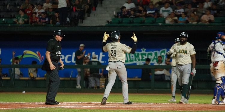 En noche histórica de Gabriel Cancel, Bravos de León se lleva el primero ante Olmecas