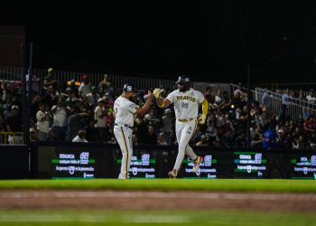 En lluvia de jonrones, Bravos de León vence a Conspiradores de cara a playoffs