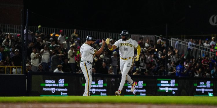 En lluvia de jonrones, Bravos de León vence a Conspiradores de cara a playoffs