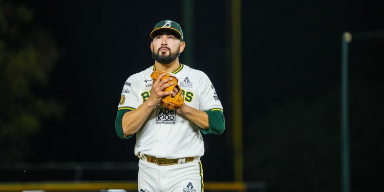Desde el montículo, Felipe González cierra un gran año con Bravos de León