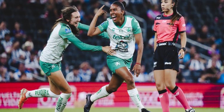 Historia en el Gigante de Acero: León Femenil remonta de forma agónica y vence a Rayadas