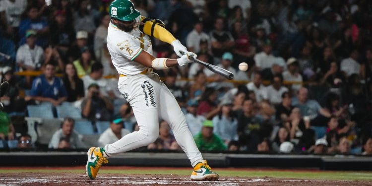 Aderlín Rodríguez está de regreso con Bravos de León para encarar los playoffs