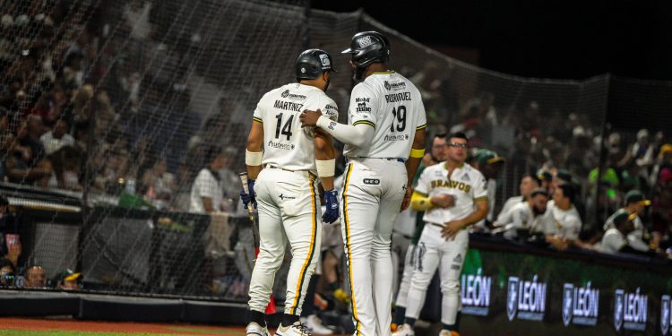 Olmecas pega en el último tercio a Bravos de León y se empata la serie