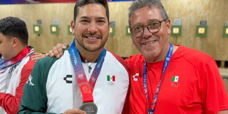 Santo Domingo 2026: Carlos González suma plata por equipos en el inicio del tiro deportivo