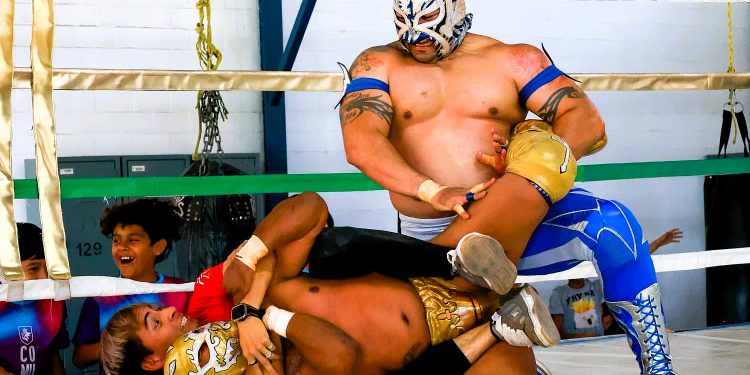 Luchadores del CMLL sorprenden a niñas y niños en Escuelas de Inicio Deportivo de León